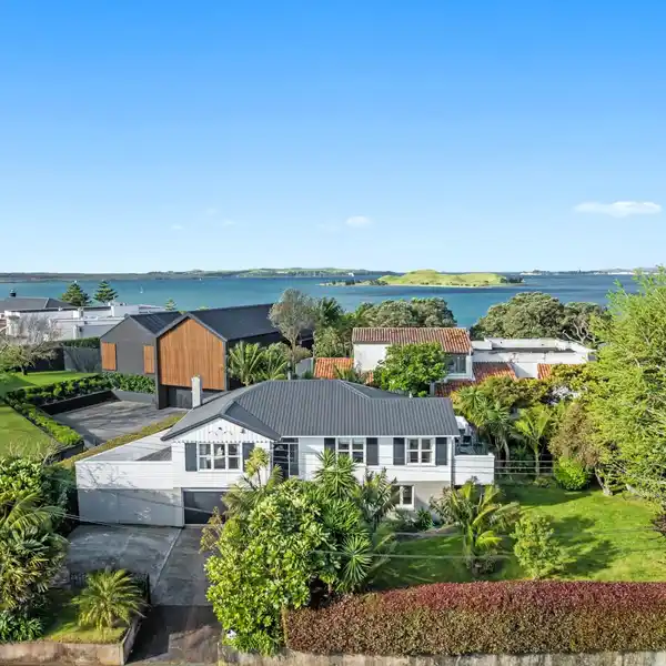 SUN-DRENCHED FAMILY HAVEN WITH 1960S CHARM