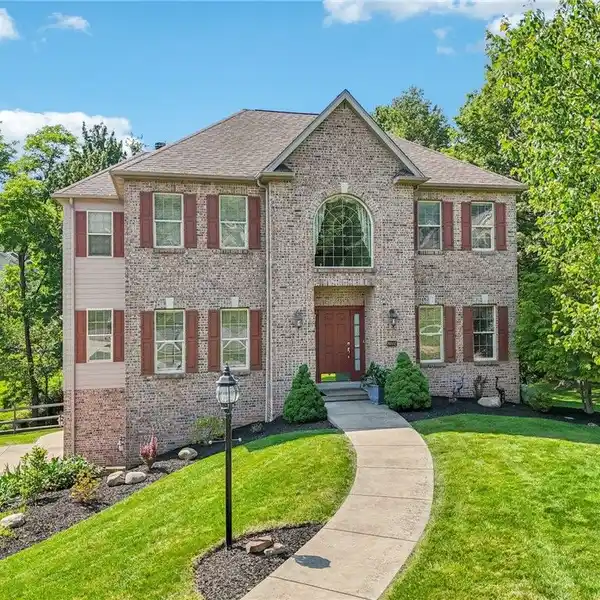 WELL-MAINTAINED HOME IN BENNINGTON WOODS