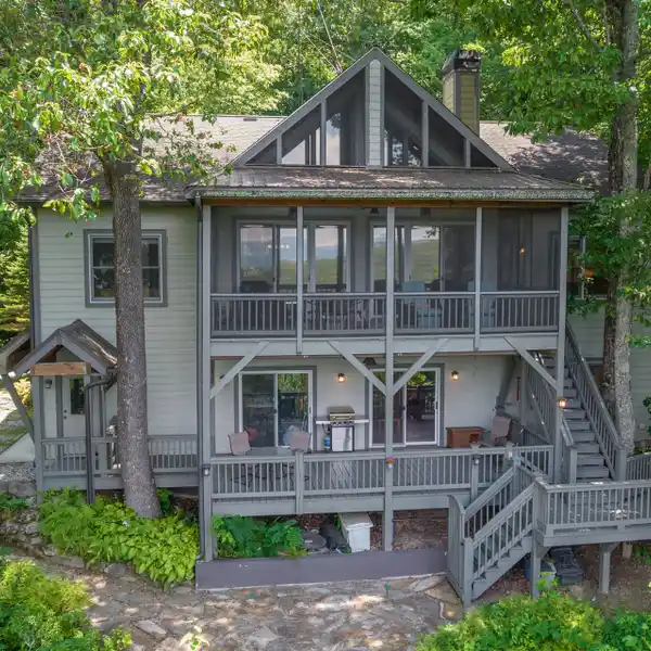 SECLUDED MOUNTAIN RETREAT WITH TIMELESS STYLE