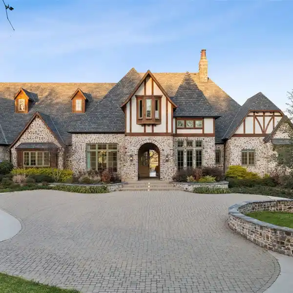 ENGLISH COUNTRYSIDE CHARM ABOVE LAKE GRAPEVINE