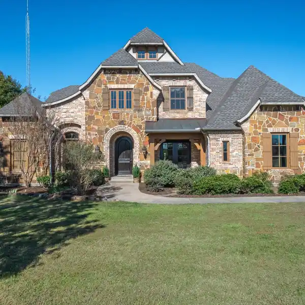 BREATHTAKING EAST TEXAS ESTATE ON 30 ACRES