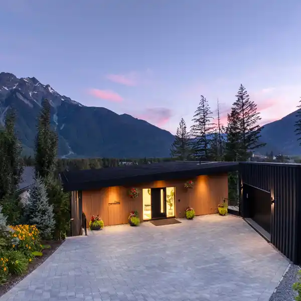 METICULOUSLY-CRAFTED SMARTHOME NEAR TOP GOLF COURSE IN PEMBERTON