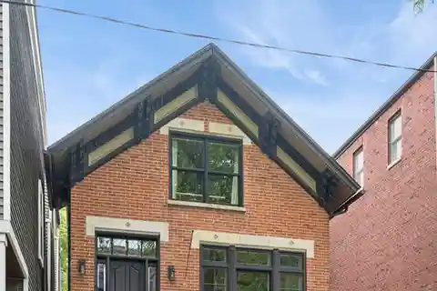 Elegant Lincoln Park Living with Rooftop Deck