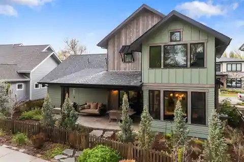 Beautifully Crafted Home in Pateros Creek