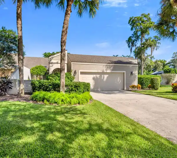 LOVELY WYNDEMERE HOME WITH BEAUTIFUL VIEWS