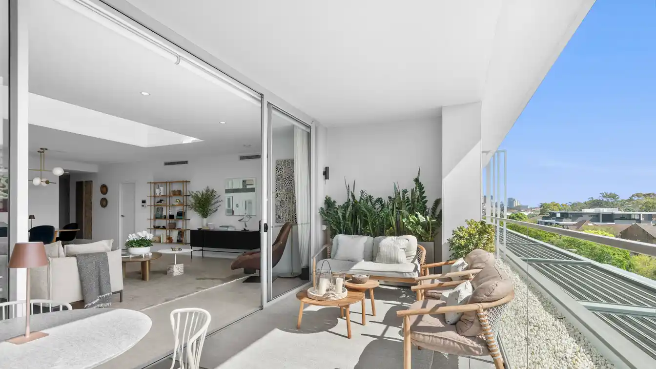 Exquisite Top-floor Apartment
