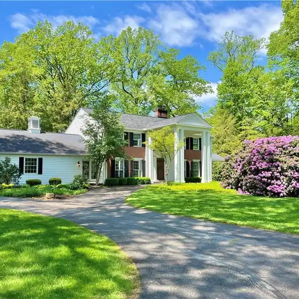 ELEGANT COLONIAL RETREAT SURROUNDED BY NATURE