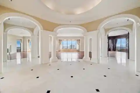 Extraordinary High-Rise Residence
