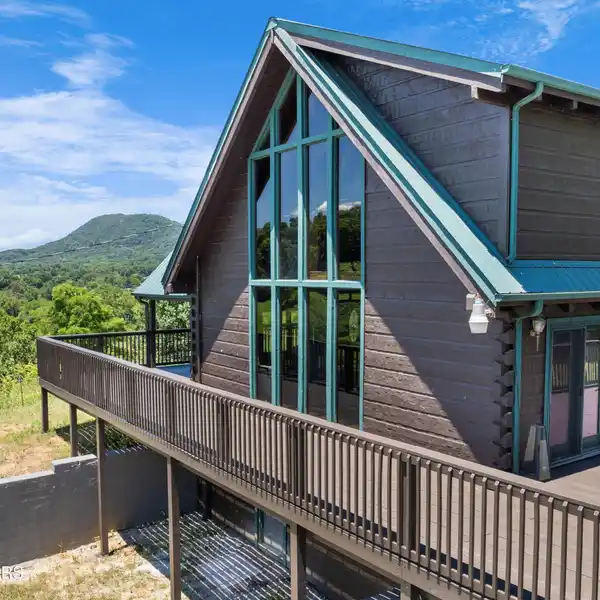 MAGNIFICENT LOG CABIN HOME