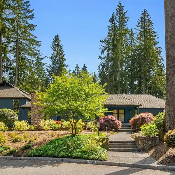 GARDEN SANCTUARY IN BRIDLE TRAILS