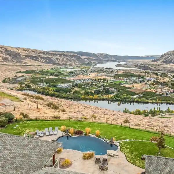 GORGEOUS CUSTOM BUILT HOME OVERLOOKING THE COLUMBIA RIVER