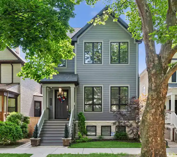 EXTRA-WIDE LINCOLN SQUARE LUXURY ON OVERSIZED LOT