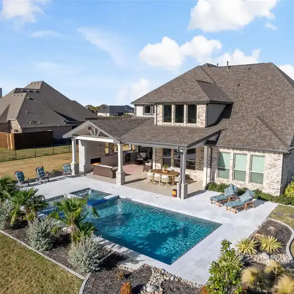 LUXURY LIVING IN LAKEVIEW DOWNS