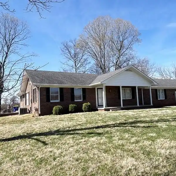 EXCEPTIONAL OFFERING IN THE HEART OF BOWLING GREEN