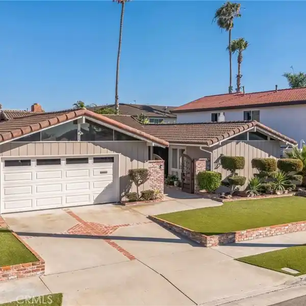 STYLISH SINGLE-LEVEL LIVING NEAR HARBOR