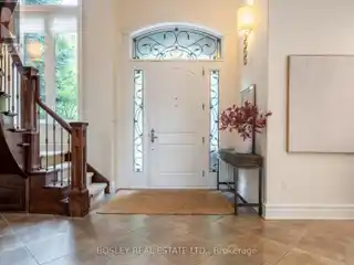 Spacious Custom Bungaloft in Old Ancaster