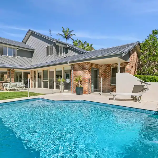 BEAUTIFULLY DESIGNED RESIDENCE IN A PEACEFUL SETTING