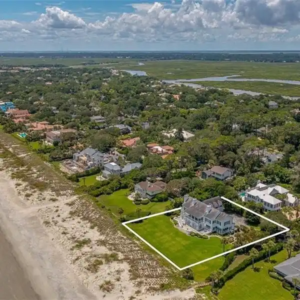 STATELY HOME IN PERFECT OCEANFRONT POSITION