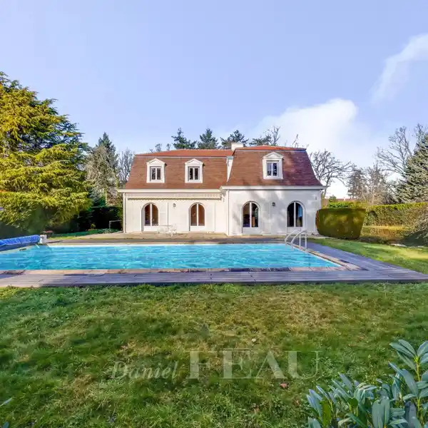MANSART-STYLE PROPERTY WITH POOL