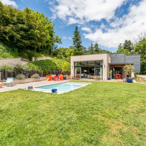 GORGEOUS CONTEMPORARY POOL HOME
