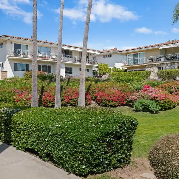 RARE GROUND LEVEL CONDO IN VILLA CONSTANCE NORTH