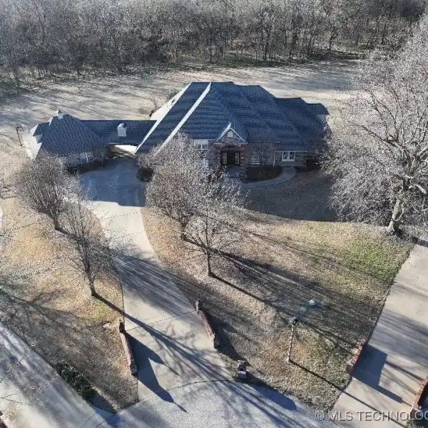 STUNNING ESTATE WITH POOL AND ENTERTAINMENT SPACE