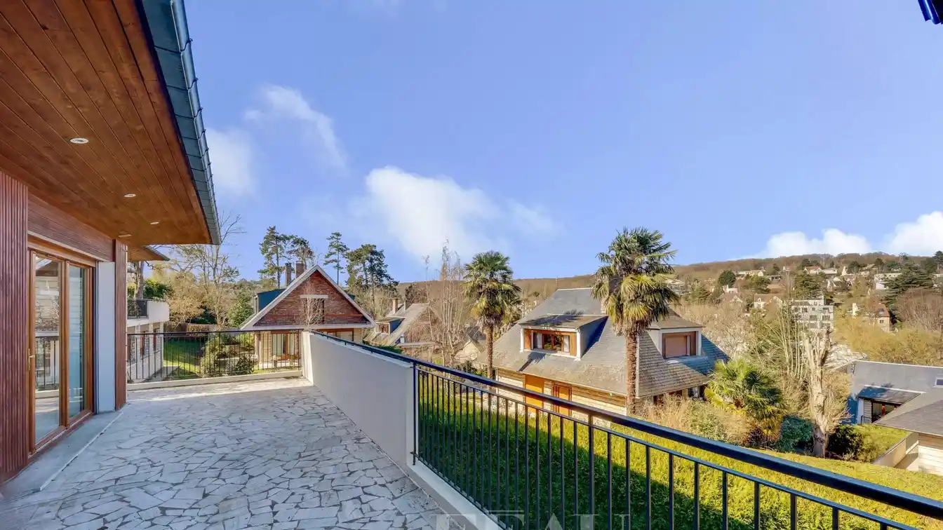 Bright Property with Rolling Hillside Views