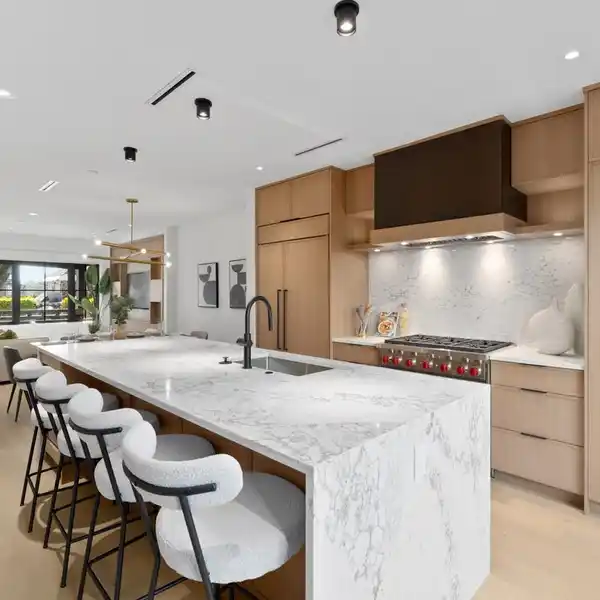 ELEGANCE AND STYLE IN THE HEIGHTS