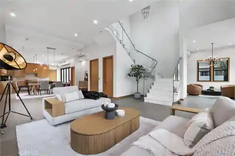 Extraordinary Modern Residence in Prestigious Lake Park