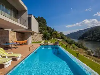 Riverside Opulence with Harmonious Architectural Design