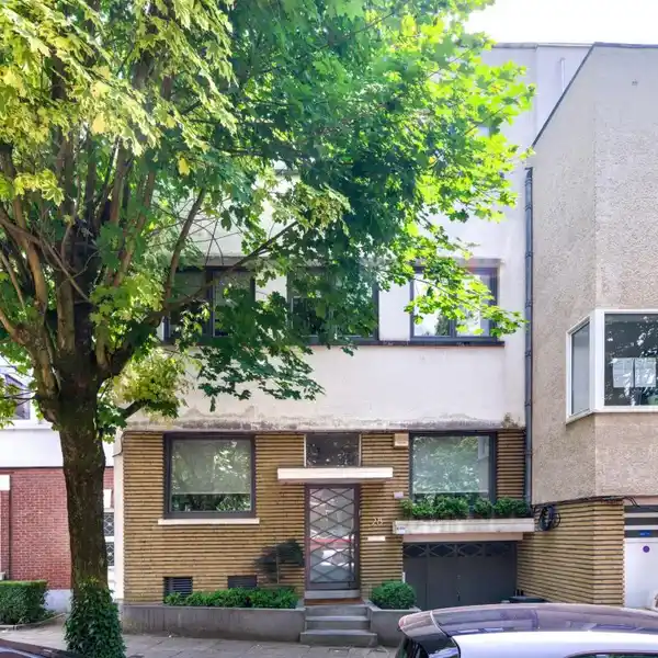 TIMELESS ARCHITECTURAL ELEGANCE IN A TRANQUIL SETTING