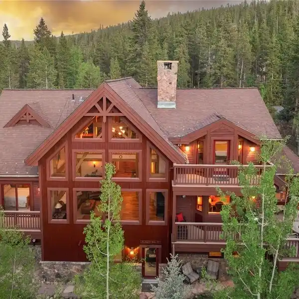 MOUNTAIN CHARM AND COMFORT ON A SPACIOUS PRIVATE LOT