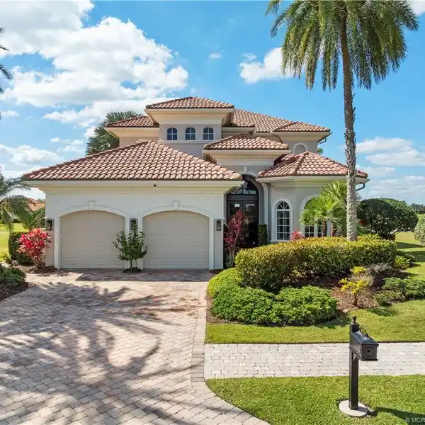 EXCEPTIONAL RESIDENCE IN THE TESORO COUNTRY CLUB