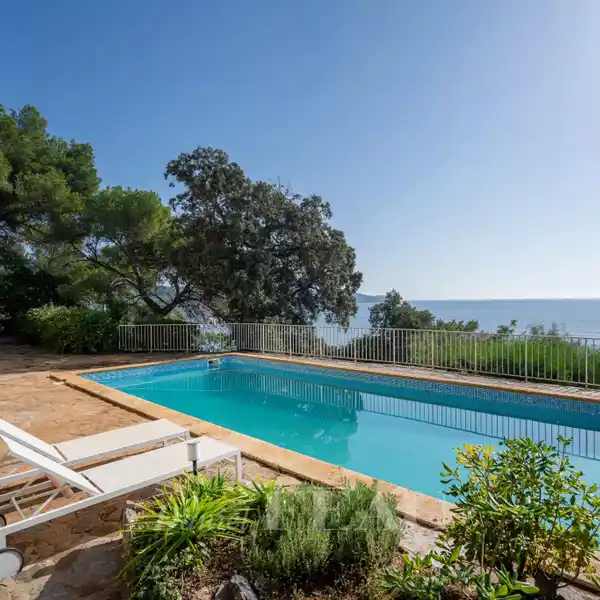 HUGE OPPORTUNITY OVERLOOKING THE SEA