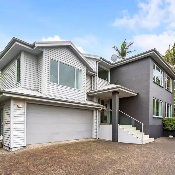 PRIVATE AND SPACIOUS RESIDENCE