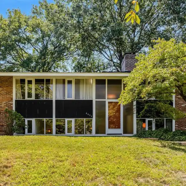 STUNNING MID-CENTURY MODERN RETREAT