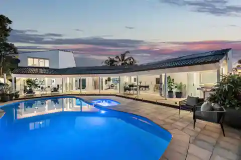 Exquisite Residence on Estate-like Grounds