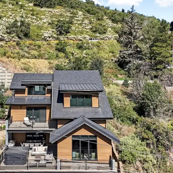 MOUNTAIN COMFORT WITH MODERN DESIGN