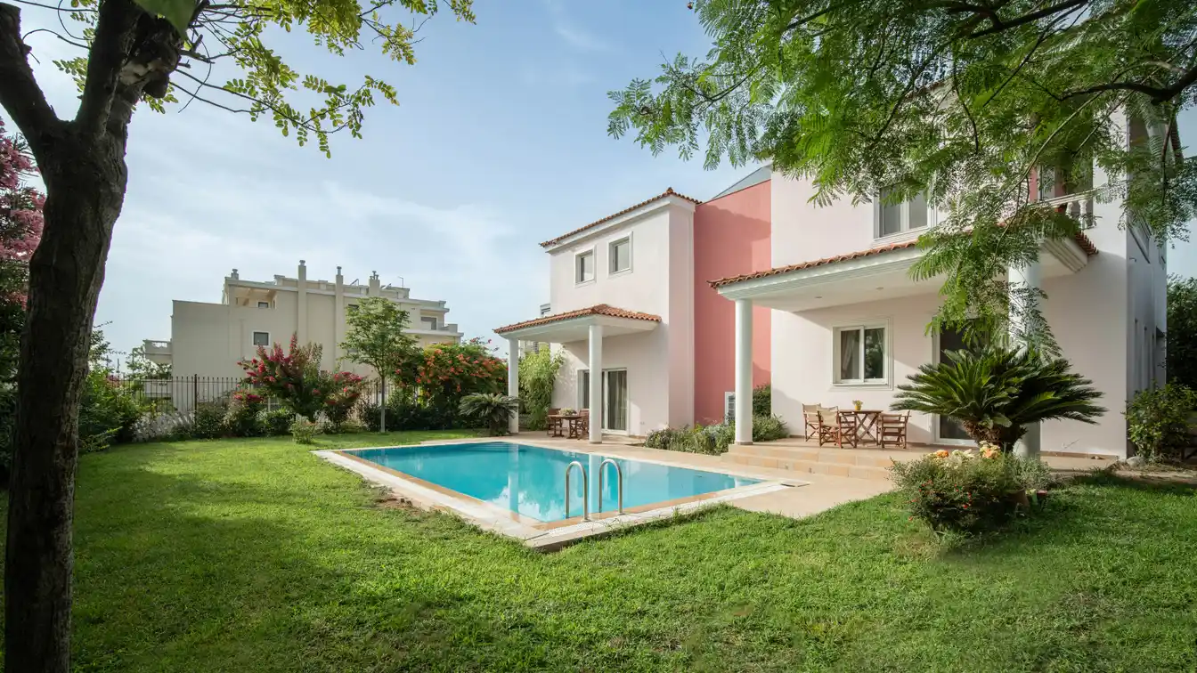 Luxury Detached House Offering Elegance and Modern Comfort