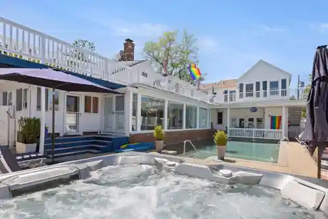 Charming West End Condo Near Beaches