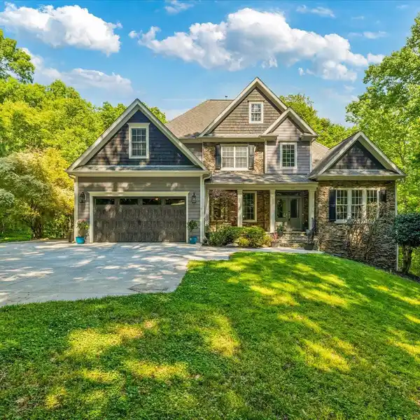 CUSTOM MOUNTAIN RETREAT ON 2.5-PLUS ACRES