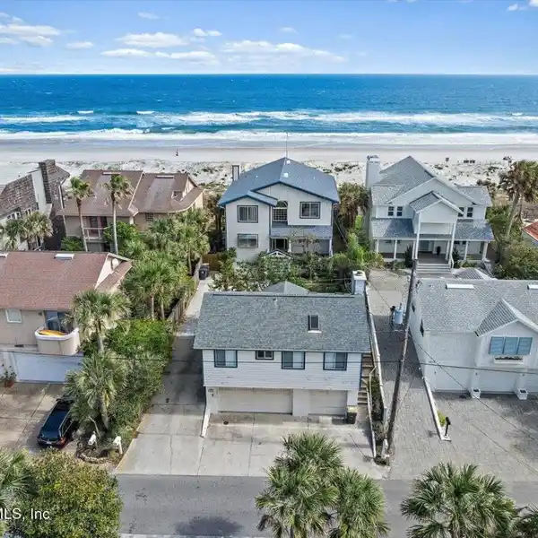 BEAUTIFUL OCEANFRONT PROPERTY WITH STUNNING VIEWS