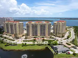 Exquisite End-Unit in Tarpon Point Marina