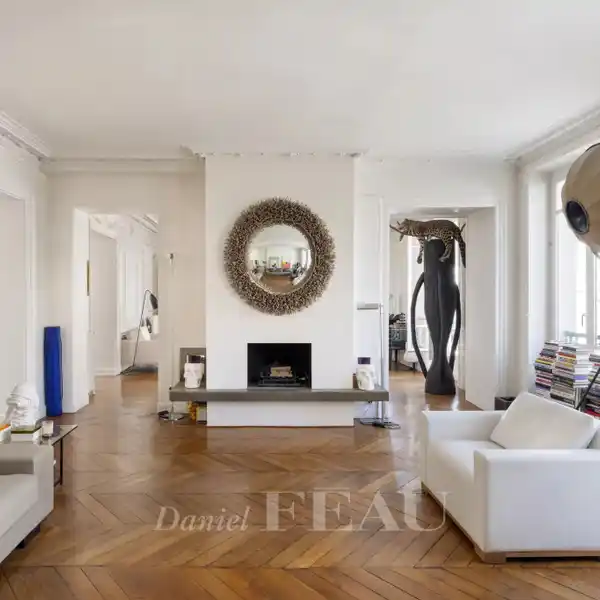 PRESTIGIOUS CORNER APARTMENT WITH FLEXIBLE LAYOUT