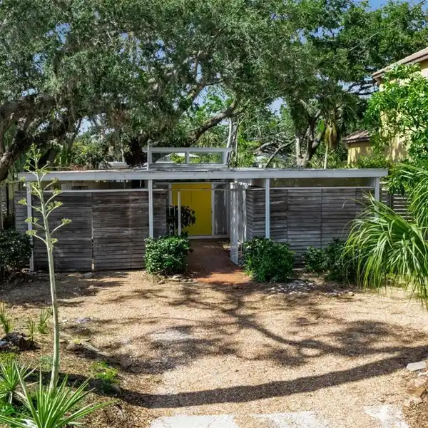 ARCHITECTURAL RECORD-WINNING MID-CENTURY MODERN HOME