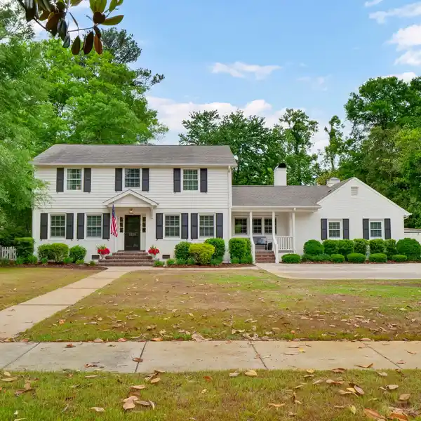 CHARMING ESTATE ON ICONIC TREE-LINED STREET