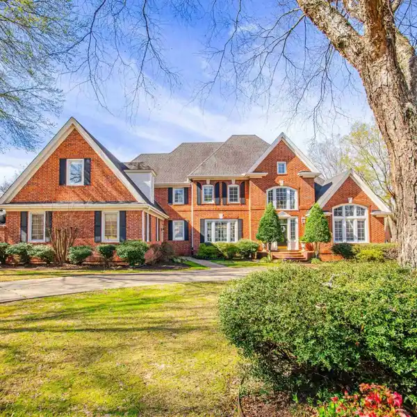 EXQUISITE ADAMSBROOK RETREAT WITH POOL AND COURTYARD