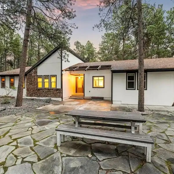 DESIGNER-INSPIRED RETREAT WITH EXCEPTIONAL OUTDOOR LIVING