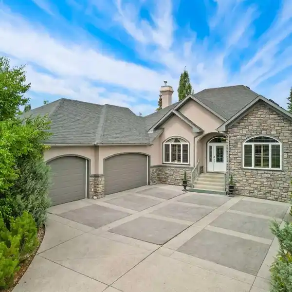 CUSTOM BUILT EXECUTIVE BUNGALOW