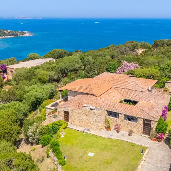 PRESTIGIOUS VILLA IMMERSED IN NATURE